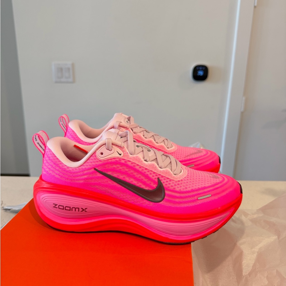 Vomero Plus Womens Running Shoes (Hyper Pink/Burgundy
Crush/Bright Crimson)
